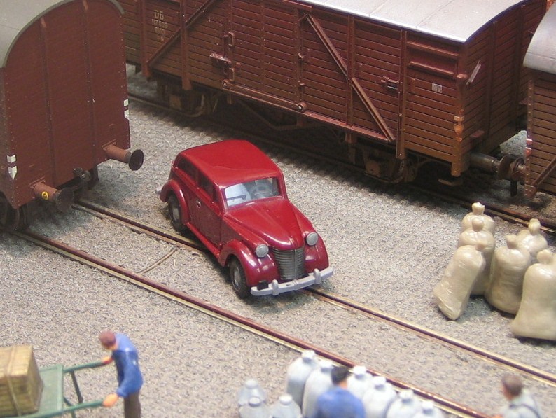 En Opel Olympia 1938 Busch smyger sig mellem godsvognene p fabrikssporet