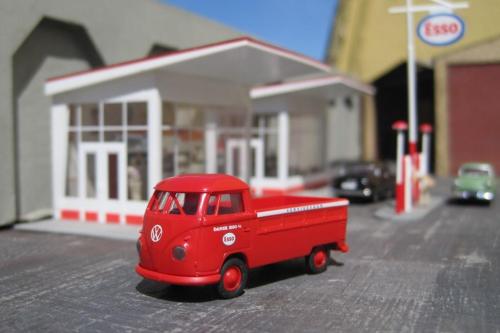 De står meget godt til hinanden, Esso servicestationen og den meget røde VW